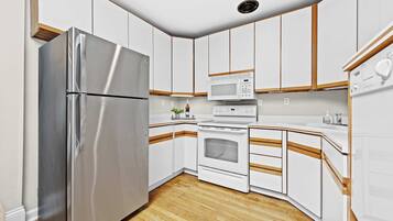 Een koelkast, een magnetron, een oven, een kookplaat