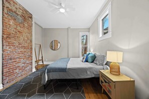 1 dormitorio, tabla de planchar con plancha, wifi y ropa de cama