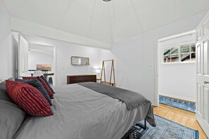 2 bedrooms, iron/ironing board, WiFi, bed sheets - Spacious Highlands retreat near Bardstown Road! (Louisville)