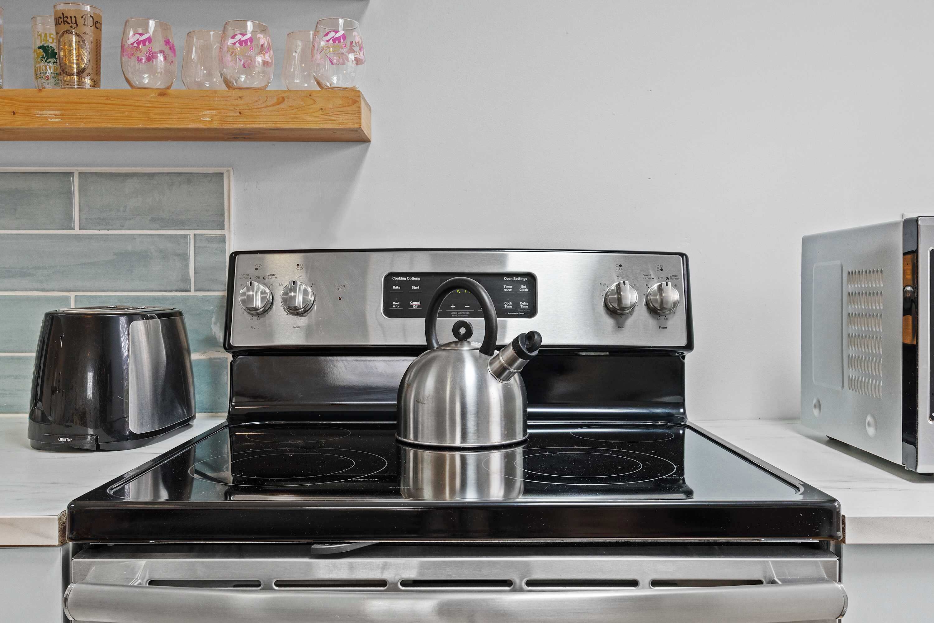 Mikrowelle, Ofen, Herdplatte, Wasserkocher mit Kaffee-/Teezubehör