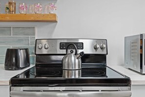 Micro-ondes, four, plaque de cuisson, cafetière/bouilloire