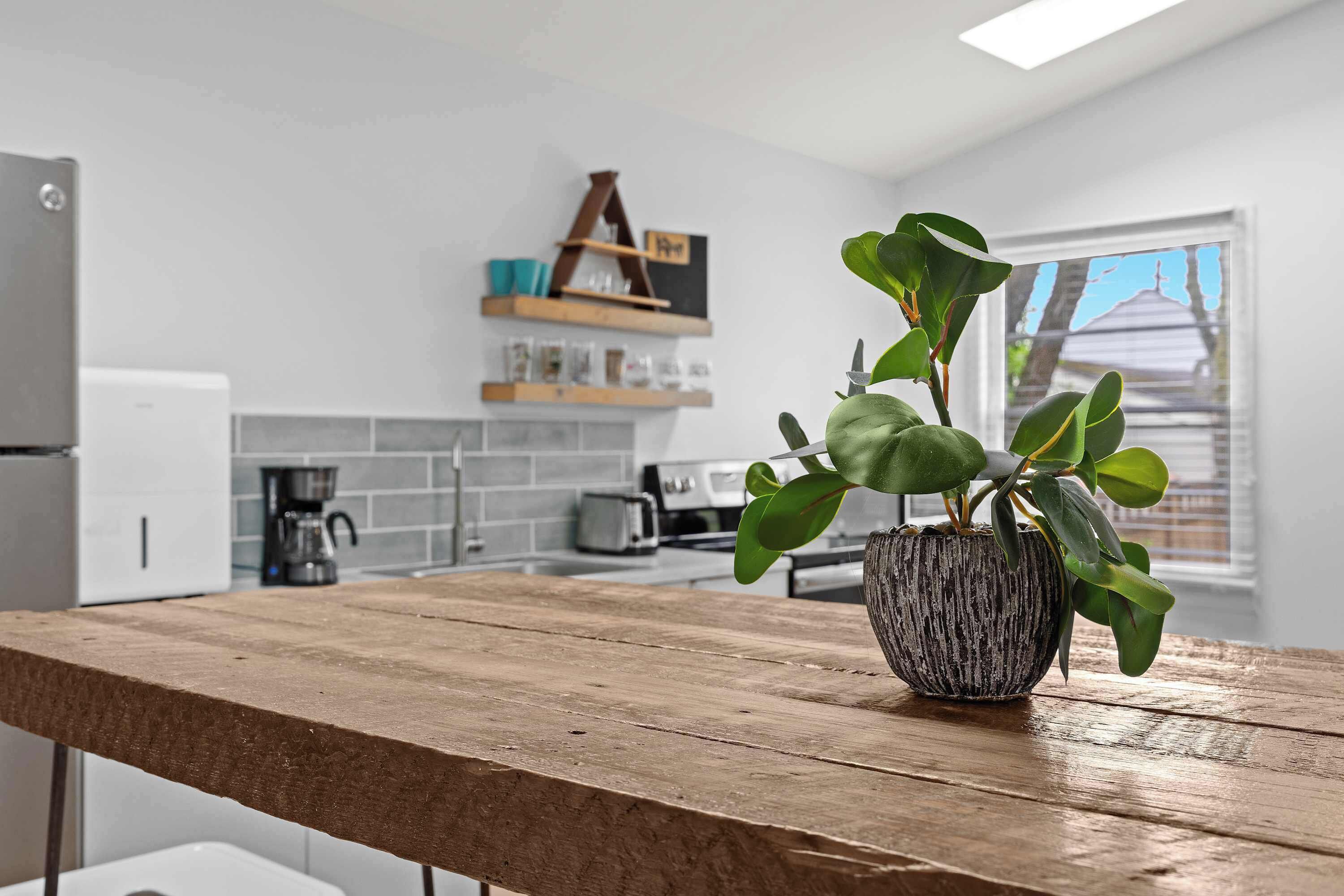 Micro-ondes, four, plaque de cuisson, cafetière/bouilloire