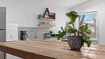 Mikrobølgeovn, ovn, kokeplater og kaffetrakter/tekoker