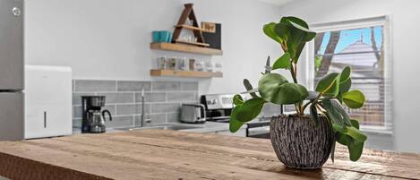 Micro-ondes, four, plaque de cuisson, cafetière/bouilloire