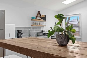 Mikrovågsugn, ugn, spishäll och kaffe- och tebryggare