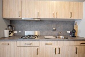 Micro-ondes, four, plaque de cuisson, cafetiĂšre/bouilloire