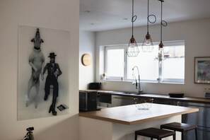 Refrigerador, horno, placa de cocina, cafetera/tetera
