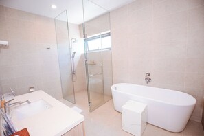 Dusche, Haartrockner, Bidet, Handtücher