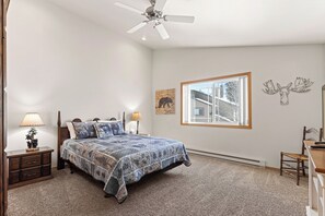 2 bedrooms, desk, iron/ironing board, free WiFi - Birdie Glen Retreat - Golf course getaway with hot tub and office (McCall)