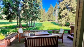 Outdoor dining - Birdie Glen Retreat - Golf course getaway with hot tub and office (McCall)