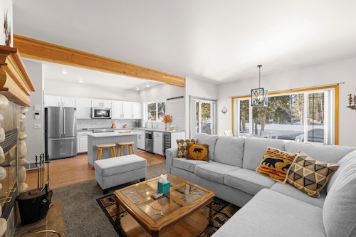 Birdie Glen Retreat - Golf course getaway with hot tub and office