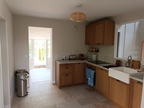 Fridge, oven, stovetop, dishwasher