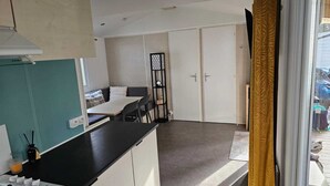 A compact kitchen with a dining area, a built-in bench, and a small table. - Mobilhome saint hilaire de riez in 4 star campsite (Saint-Hilaire-de-Riez)