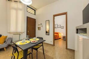 Dining - Roger apt. - Two-room apartment in Rome, Pigneto district (Lazio)