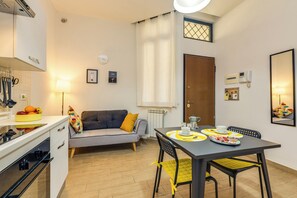 Réfrigérateur, four, plaque de cuisson, cafetière/bouilloire