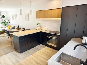 Kühlschrank, Mikrowelle, Ofen, Herdplatte