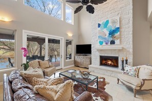 Télévision, cheminée