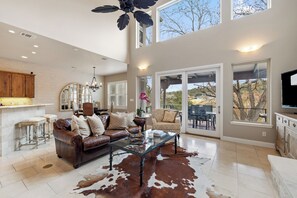 TV, fireplace - Big Horn - Lake Front & Boat dock! (Austin)