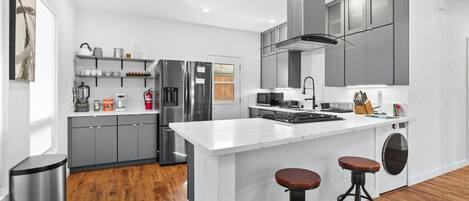 Geladeira, micro-ondas, fogão, cooktop