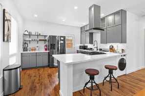 冷蔵庫、電子レンジ、オーブン、コンロ