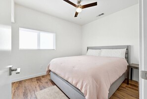 3 室のベッドルーム、デスク、アイロン / アイロン台、WiFi