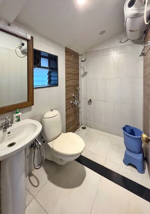 Bungalow | Kamar mandi | Shower, sabun,  dan tisu toilet
