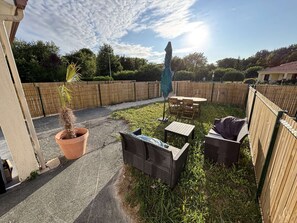 Outdoor dining - House 1 bedroom, sleeps 4 (Médis)