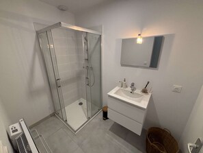 Douche, sèche-cheveux
