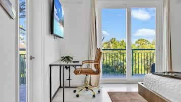 3 makuuhuonetta, työpöytä, silitysrauta/-lauta, vauvan matkasänky