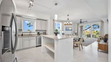 Jääkaappi, mikroaaltouuni, uuni, liesi