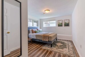 2 chambres, bureau, fer et planche à repasser, lit de bébé portatif