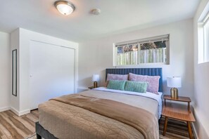 2 habitaciones, escritorio y tabla de planchar con plancha