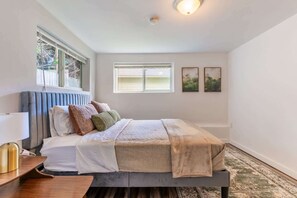 2 habitaciones, escritorio y tabla de planchar con plancha 