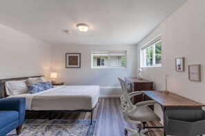 2 soverom, skrivebord, strykejern/-brett og reiseseng for barn