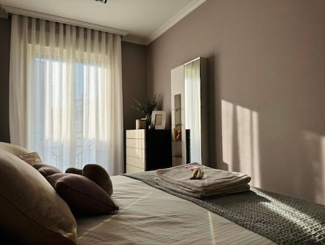 2 bedrooms, iron/ironing board, WiFi, bed sheets. Millenium Apartment