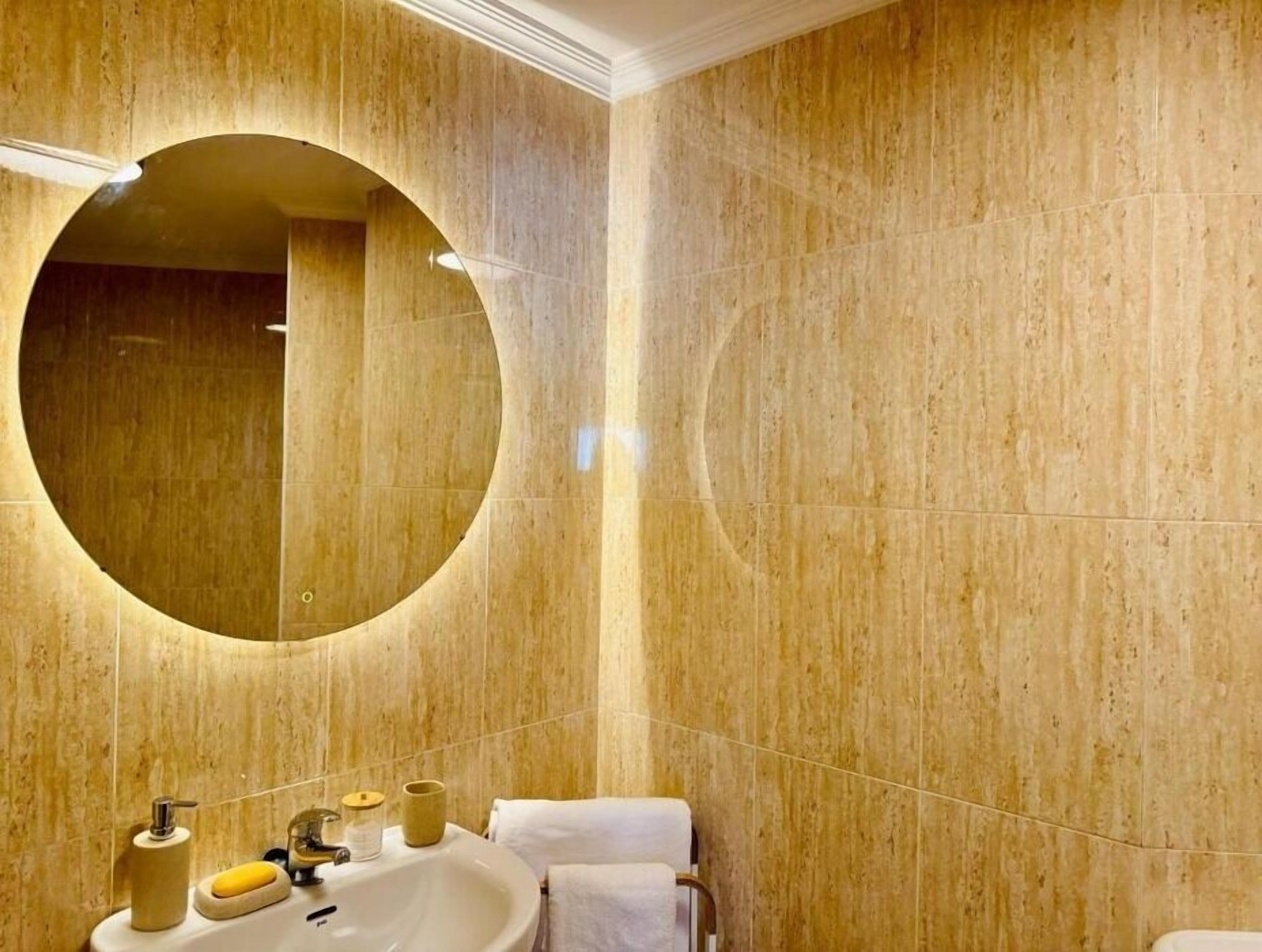 Sèche-cheveux, bidet, serviettes fournies, savon