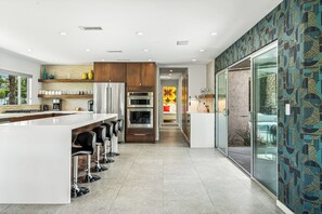 Refrigerador, microondas, horno, placa de cocina