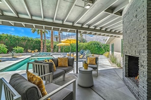 Terrace/patio - Deepwell Modern – Luxury Mid-Century Villa with Pool, Spa, Courtyard & Mountain Views (Palm Springs)