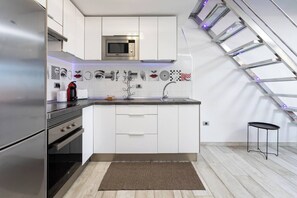 Réfrigérateur, micro-ondes, four, plaque de cuisson