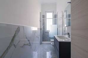 Douche, sèche-cheveux, bidet, serviettes fournies