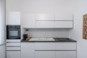 Four, plaque de cuisson, cafetière/bouilloire