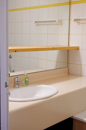 Towels, soap, toilet paper - Typical studio with balcony in Plan Peisey 1600m (Peisey-Nancroix)
