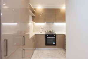 Jääkaappi, uuni, liesi, kahvin-/teenkeitin