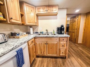 Réfrigérateur, un four, surface de cuisson, lave-vaisselle