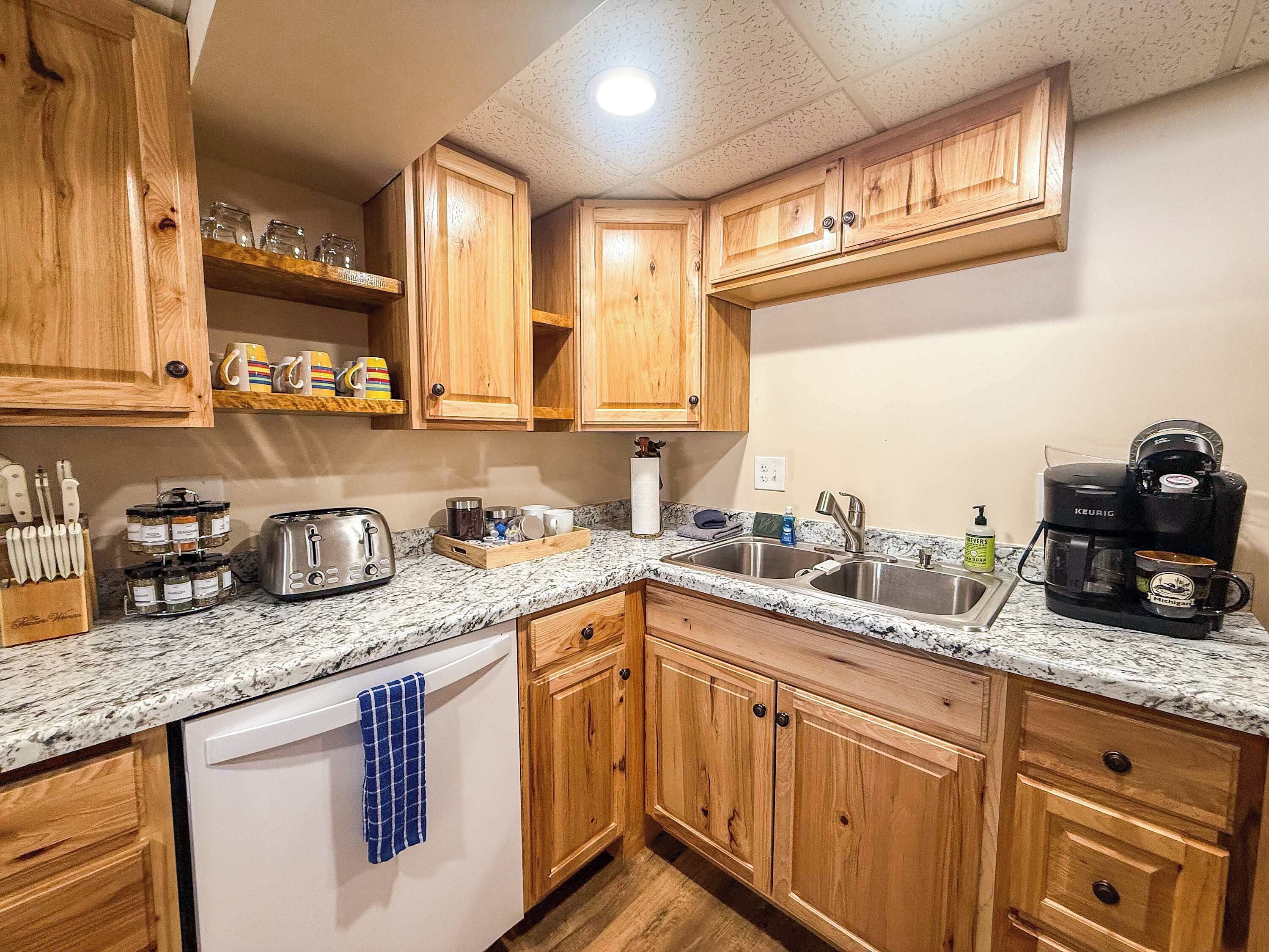 Réfrigérateur, un four, surface de cuisson, lave-vaisselle