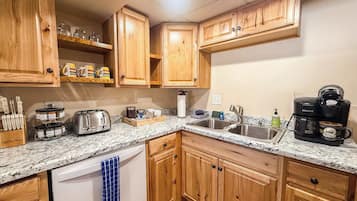 Réfrigérateur, un four, surface de cuisson, lave-vaisselle