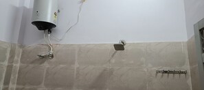 Ducha y bañera combinadas y artículos de higiene personal gratuitos