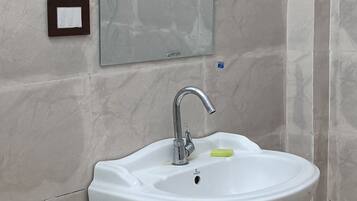 Combined shower/bathtub, free toiletries, towels, soap