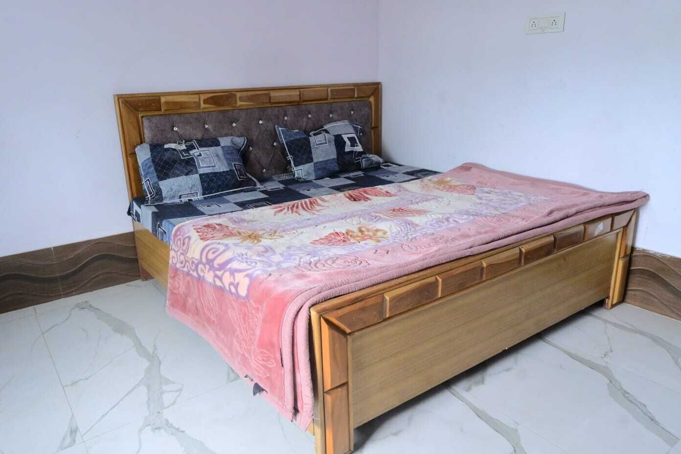 Kamar Double Deluks | Seprai premium, isi minibar gratis, dan meja kerja