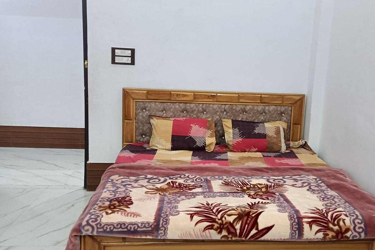 Ropa de cama de alta calidad, artículos del minibar gratis y escritorio